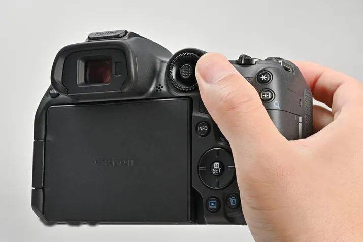 外媒评测：佳能EOS R7比EOS 90D高一级