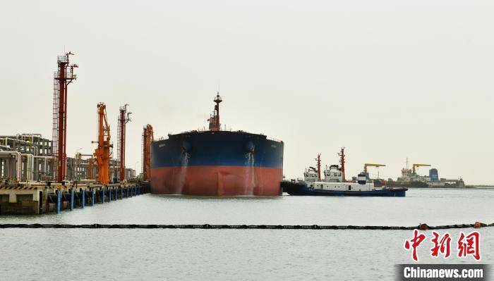 可泊10万吨级油轮 河北黄骅港泰地液化码头对外开放