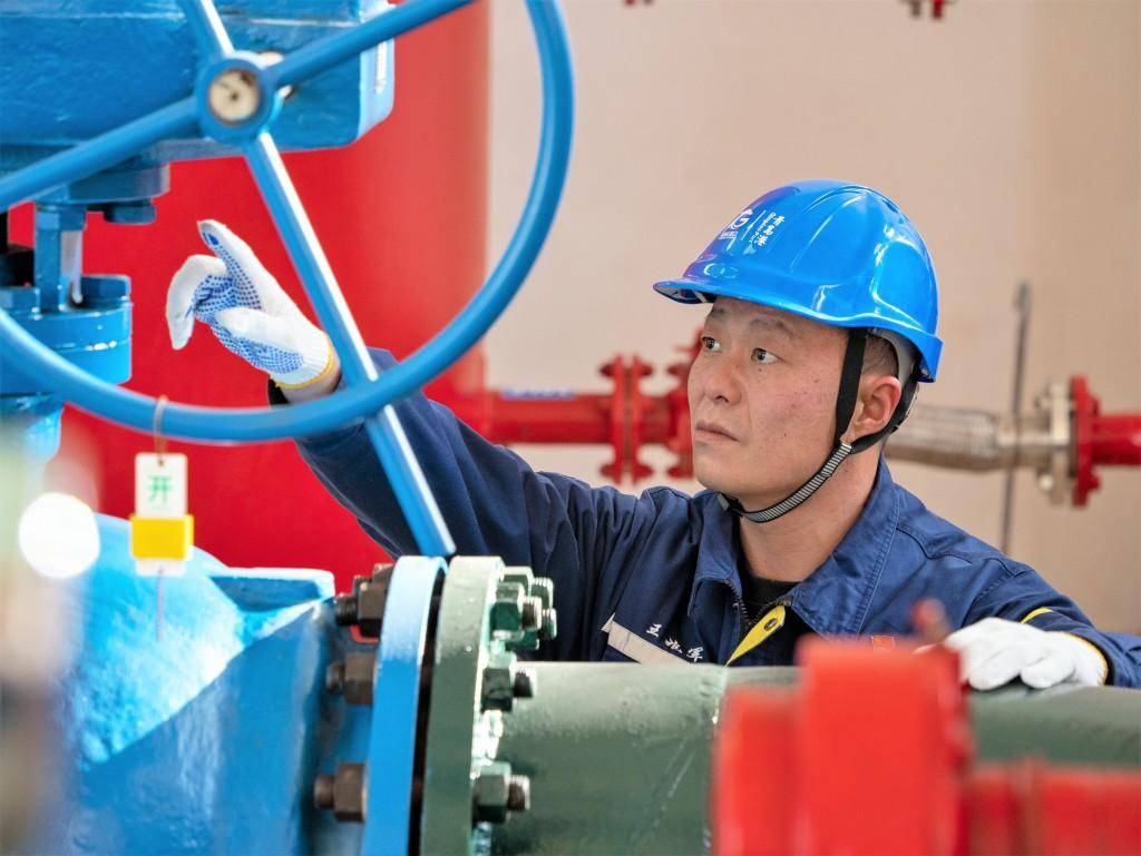 “火眼金睛”保障灌区安全生产<strong></p>
<p>原油储罐</strong>！青岛实华维修工人王兆军获全国五一劳动奖章