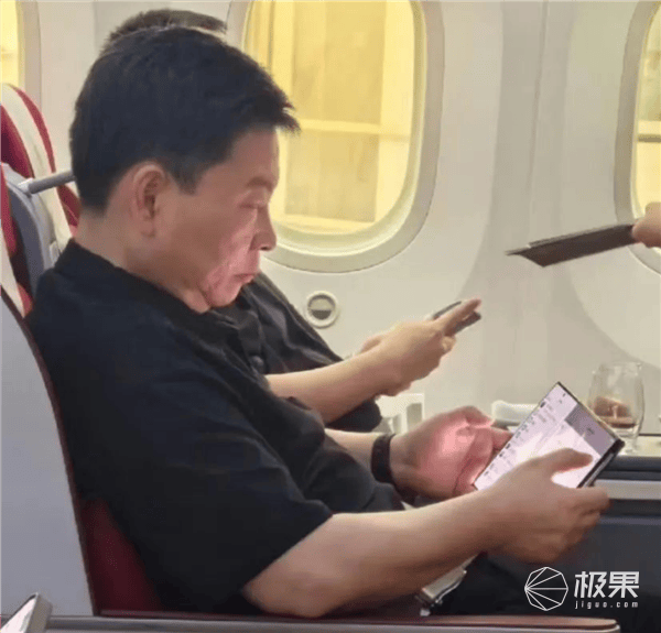 华为硬刚苹果！全球首款三折叠手机「又大又薄」<strong></p>
<p>手机炒币</strong>，预定价炒到10万一台...
