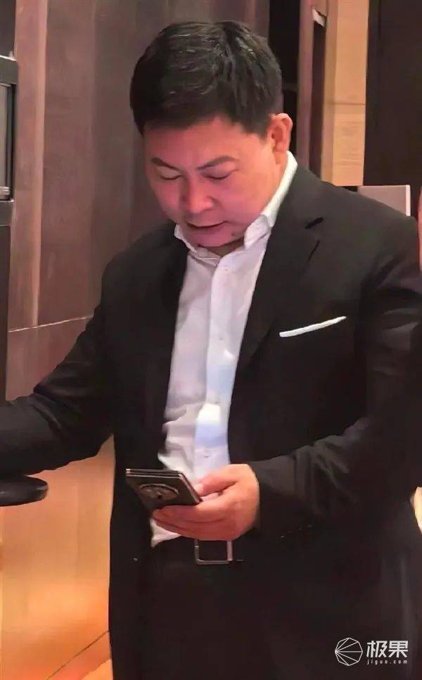 华为硬刚苹果！全球首款三折叠手机「又大又薄」<strong></p>
<p>手机炒币</strong>，预定价炒到10万一台...