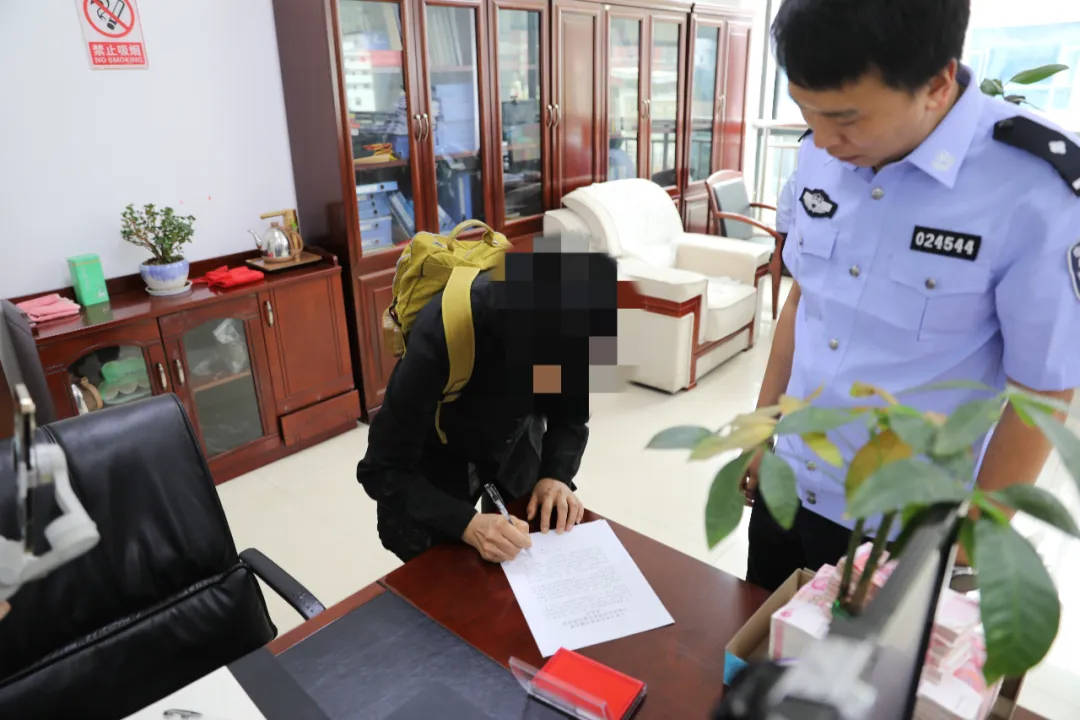 网约车司机接单“闪送”<strong></p>
<p>源币网</strong>，纸箱里竟装了352350元人民币！