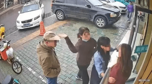 公职夫妻因挪车将女子打骨折<strong></p>
<p>中币交易</strong>，想40万私了？通报来了