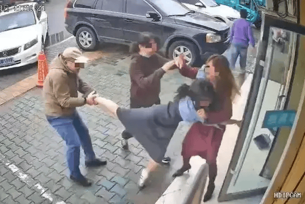 公职夫妻因挪车将女子打骨折<strong></p>
<p>中币交易</strong>，想40万私了？通报来了