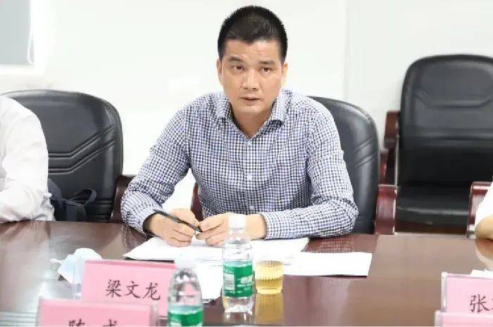 她任深圳一区司法局局长<strong></p>
<p>ccr自动炒币</strong>，曾任区委政法委副书记