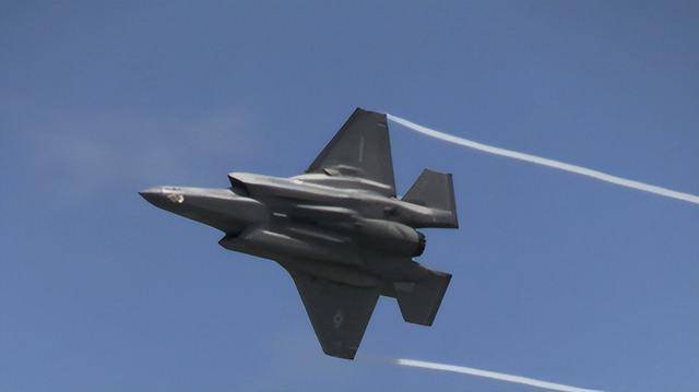 美军：飞行员慌乱中弃机弹射时<strong></p>
<p>币圈一天</strong>，F-35战机并未失控