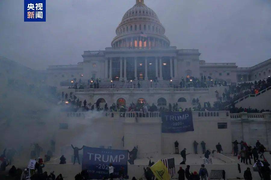 大选倒计时<strong></p>
<p>合约币行情</strong>，7802万人已投票！49%比48%，特朗普在最关键“摇摆州”领先！防弹玻璃、铁丝网、钢板门、狙击手，美国多州加强安保