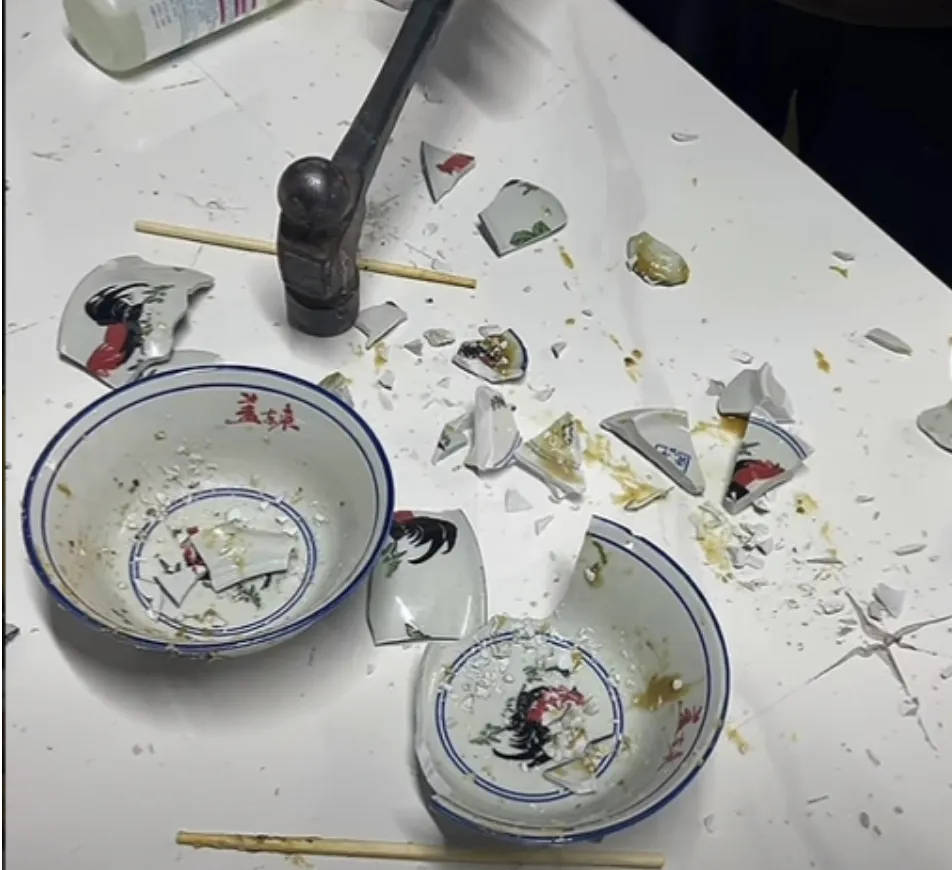 网红夫妇被传有传染病<strong></p>
<p>长江期币网</strong>，餐馆砸餐具撇清？官方回应