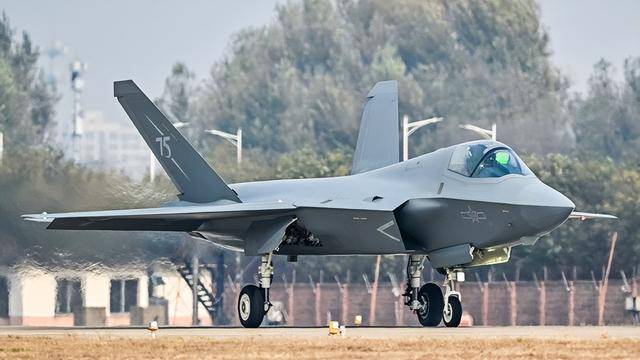 歼-35A正式官宣<strong></p>
<p>长江期币网</strong>，命名格式意味深长：航母新舰载机上舰指日可待？