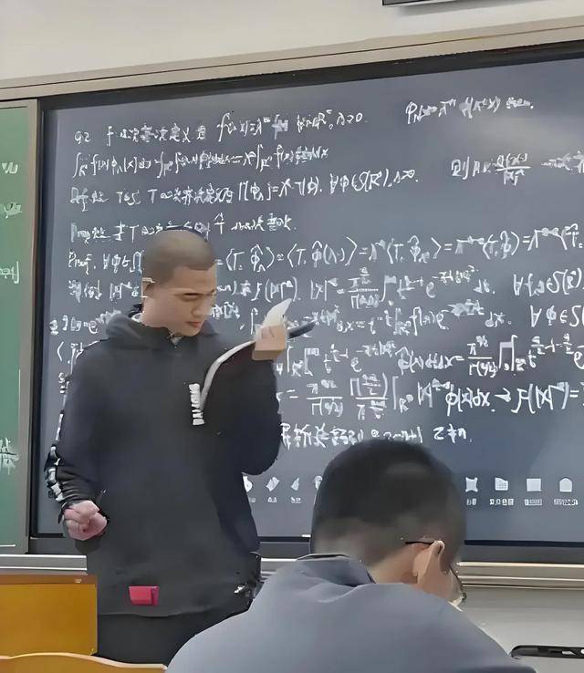 韦东奕上课照片走红<strong></p>
<p>长江期币网</strong>，新发型吸睛，网友：板书真漂亮，可惜看不懂