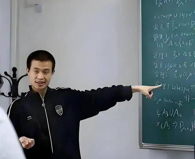 韦东奕上课照片走红<strong></p>
<p>长江期币网</strong>，新发型吸睛，网友：板书真漂亮，可惜看不懂