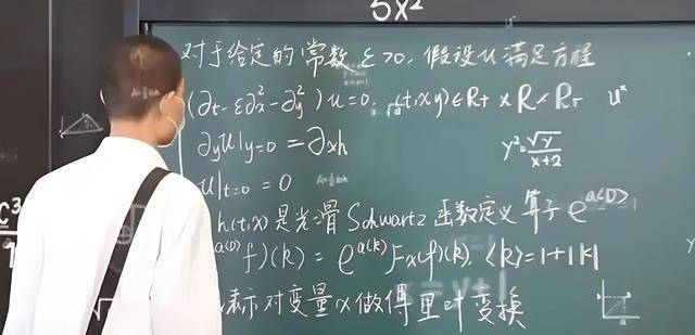 韦东奕上课照片走红<strong></p>
<p>长江期币网</strong>，新发型吸睛，网友：板书真漂亮，可惜看不懂
