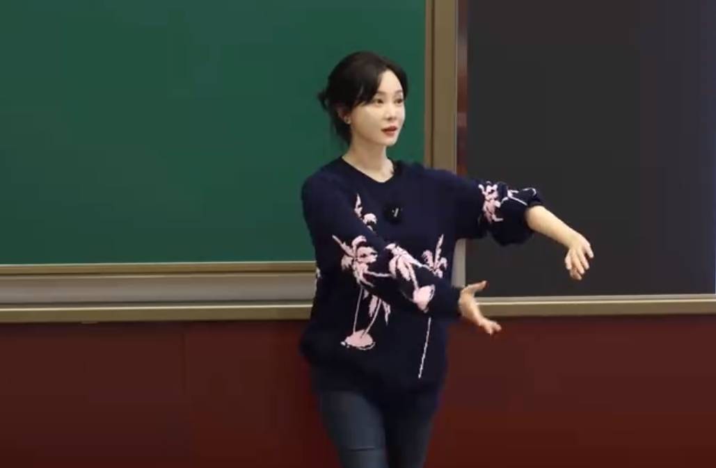 演员陈数现身中戏授课<strong></p>
<p>长江期币网</strong>，网友：我的梦中情师