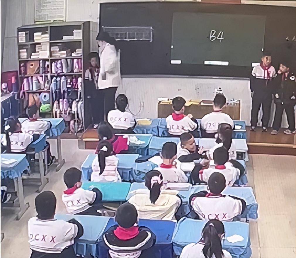 7岁男生踩脏地板<strong></p>
<p>抄币技巧</strong>，鞋被语文老师扔垃圾桶，脚冷穿鞋又被数学老师拎讲台扇耳光；两名涉事女教师已被学校开除
