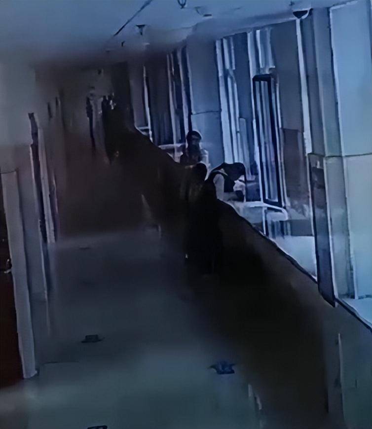 7岁男生踩脏地板<strong></p>
<p>抄币技巧</strong>，鞋被语文老师扔垃圾桶，脚冷穿鞋又被数学老师拎讲台扇耳光；两名涉事女教师已被学校开除