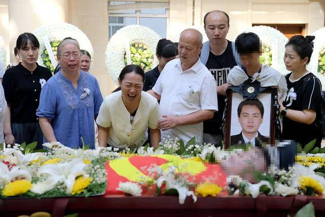 痛心<strong></p>
<p>抄币技巧</strong>！武汉版“八里河派出所”所长凌晨在所里倒下 年仅52岁