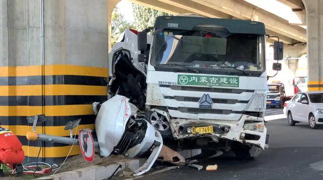 “呼和浩特一轿车被混凝土商砼车撞碎”<strong></p>
<p>抄币技巧</strong>，事故认定书已出，事故造成一人不幸身亡