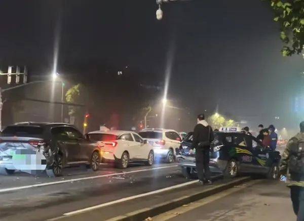 凌晨<strong></p>
<p>摩登币</strong>，上海一路口多车追尾！目击者：疑似大货车惹祸，撞击力度大