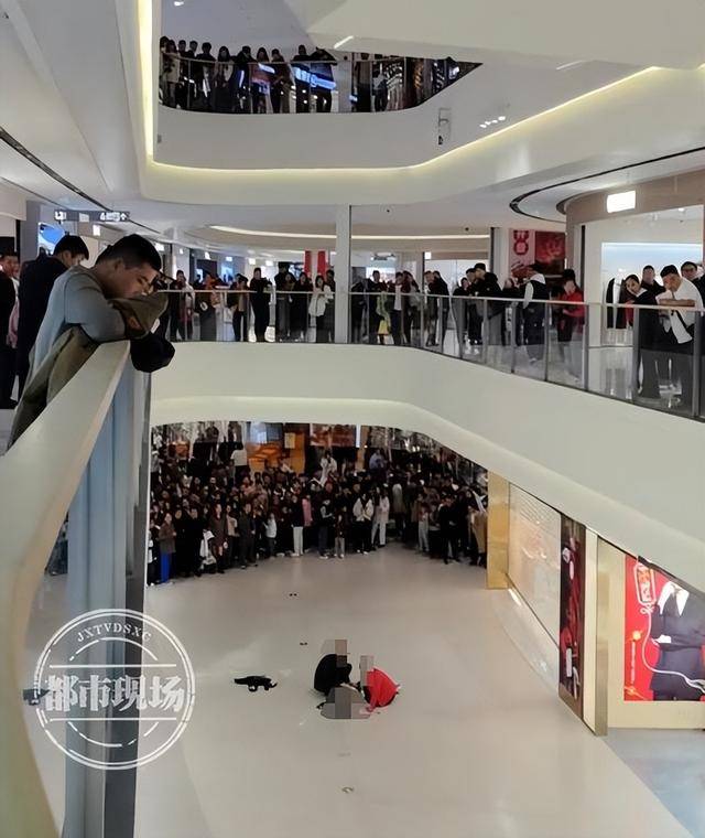 山东济宁一女孩在商场坠亡<strong></p>
<p>摩登币</strong>，其倚靠的扶梯玻璃护栏疑似脱落，警方回应