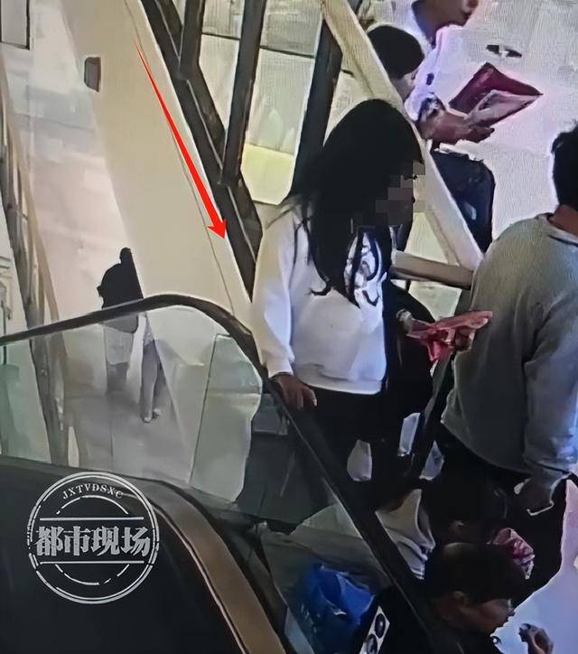 山东济宁一女孩在商场坠亡<strong></p>
<p>摩登币</strong>，其倚靠的扶梯玻璃护栏疑似脱落，警方回应