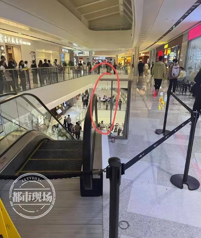 山东济宁一女孩在商场坠亡<strong></p>
<p>摩登币</strong>，其倚靠的扶梯玻璃护栏疑似脱落，警方回应