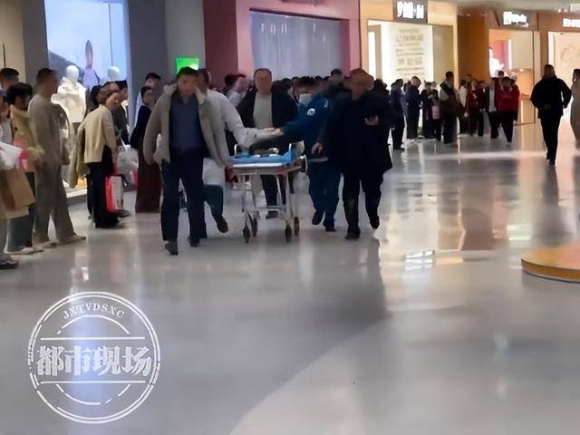 山东济宁一女孩在商场坠亡<strong></p>
<p>摩登币</strong>，其倚靠的扶梯玻璃护栏疑似脱落，警方回应