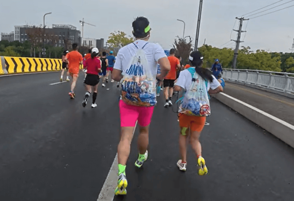 苏州马拉松一男一女将给选手的免费零食打包“负重”奔跑<strong></p>
<p>比利币</strong>？主办方回应