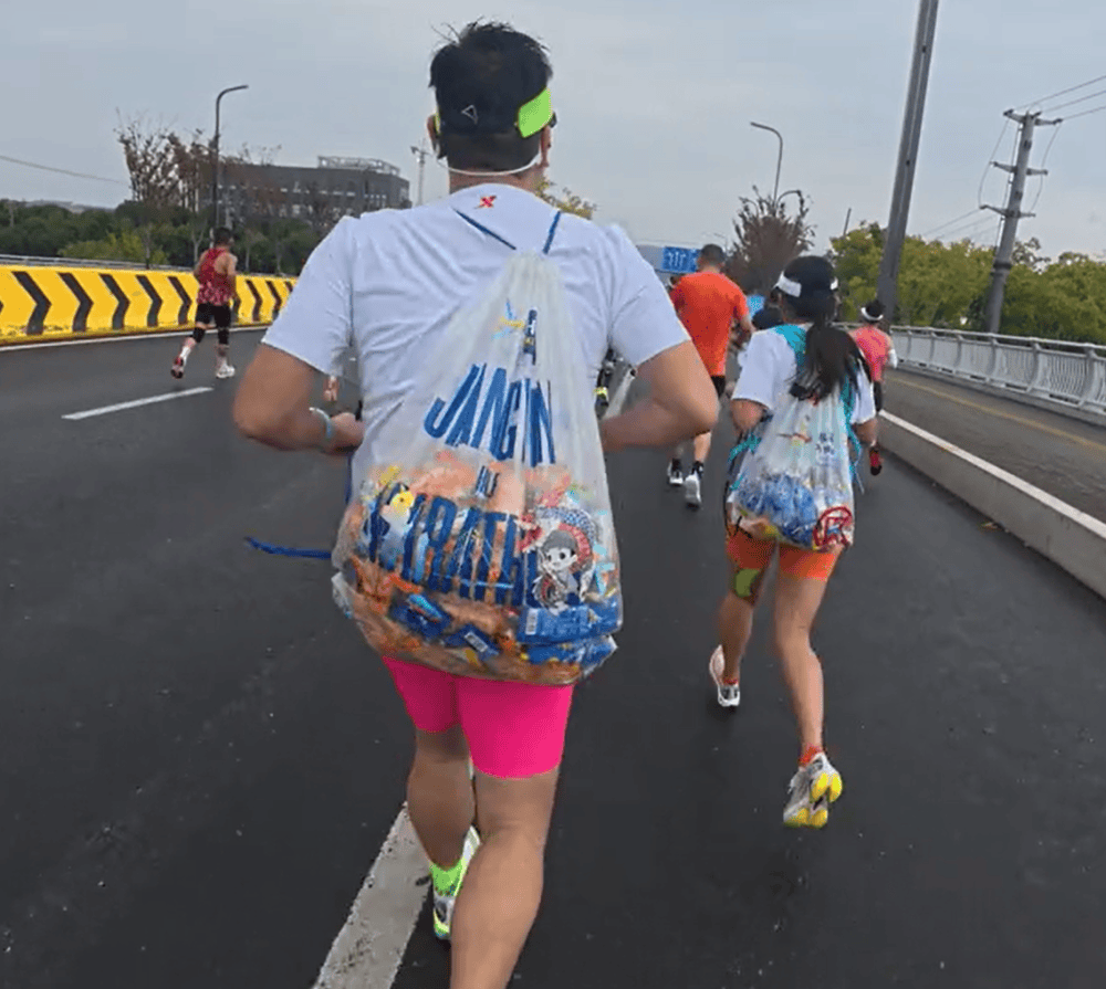 苏州马拉松一男一女将给选手的免费零食打包“负重”奔跑<strong></p>
<p>比利币</strong>？主办方回应