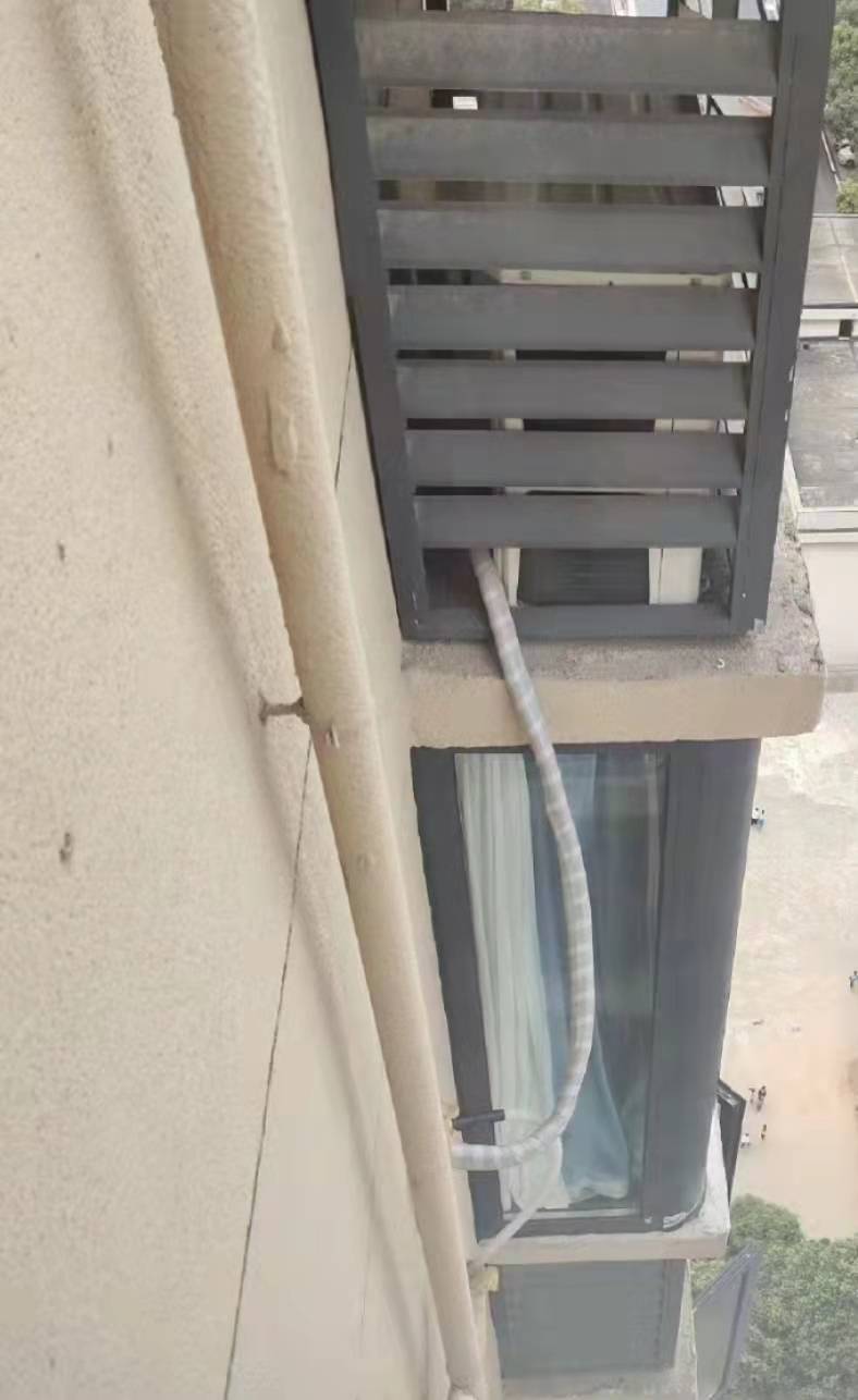 空调机位被楼下邻居占用<strong></p>
<p>币圈督查</strong>，娄底女业主无法入住起诉索赔11万！邻居：我的也被占了
