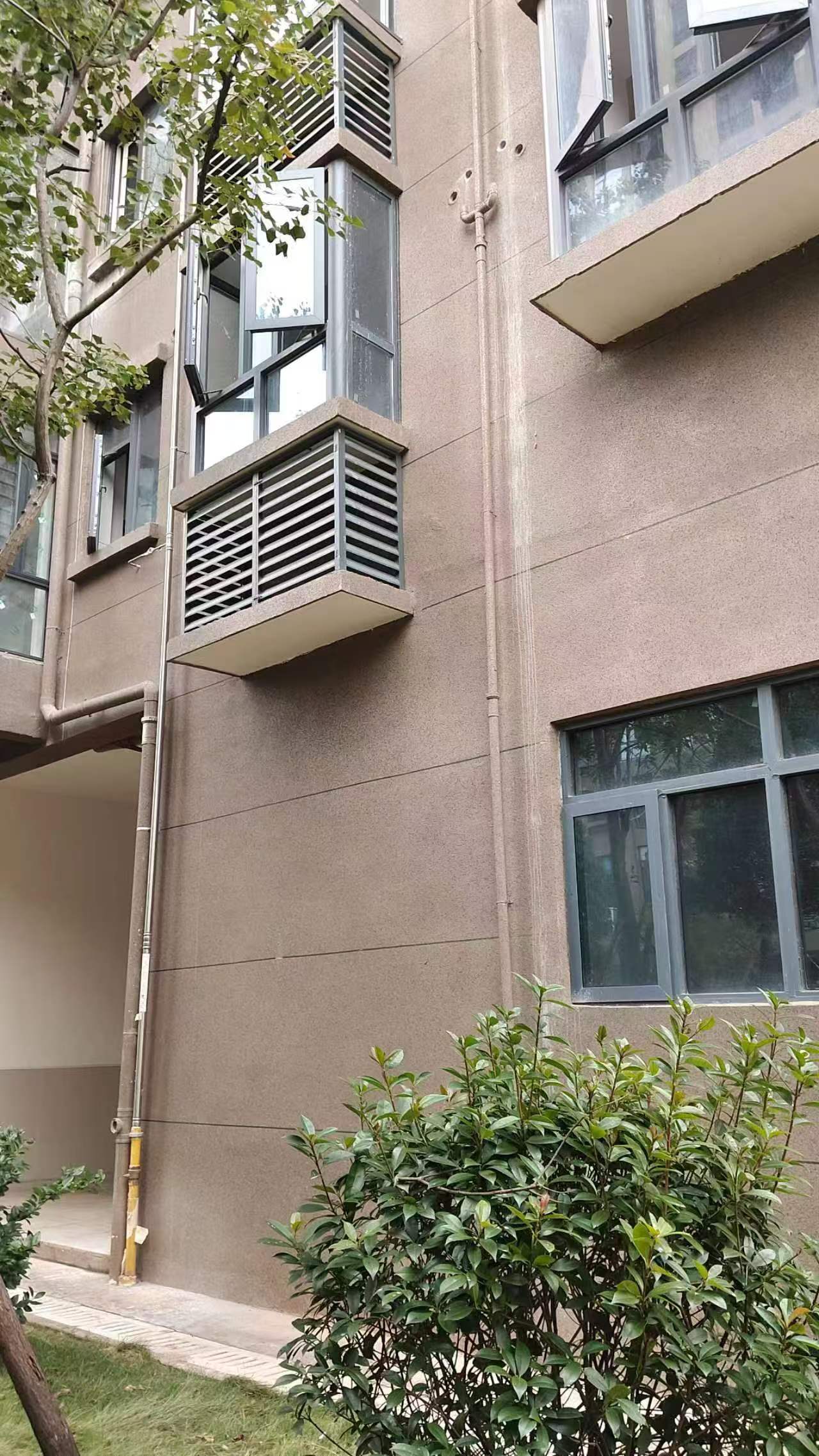 空调机位被楼下邻居占用<strong></p>
<p>币圈督查</strong>，娄底女业主无法入住起诉索赔11万！邻居：我的也被占了