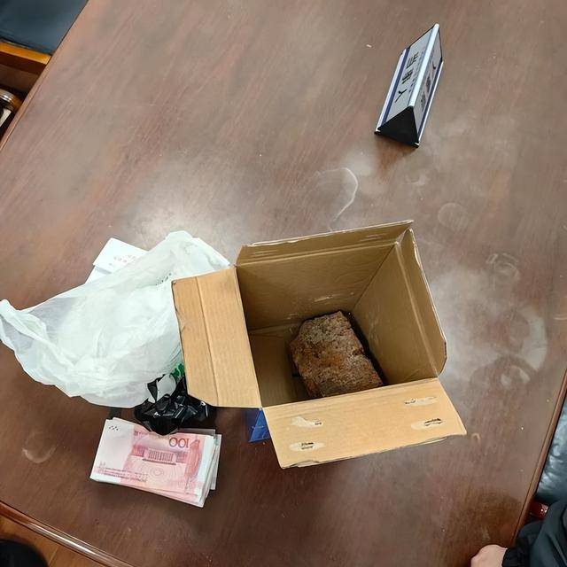 上海一男子一天内两次被骗！20000元现金装进啤酒箱<strong></p>
<p>在线交易</strong>，送上顺风车……