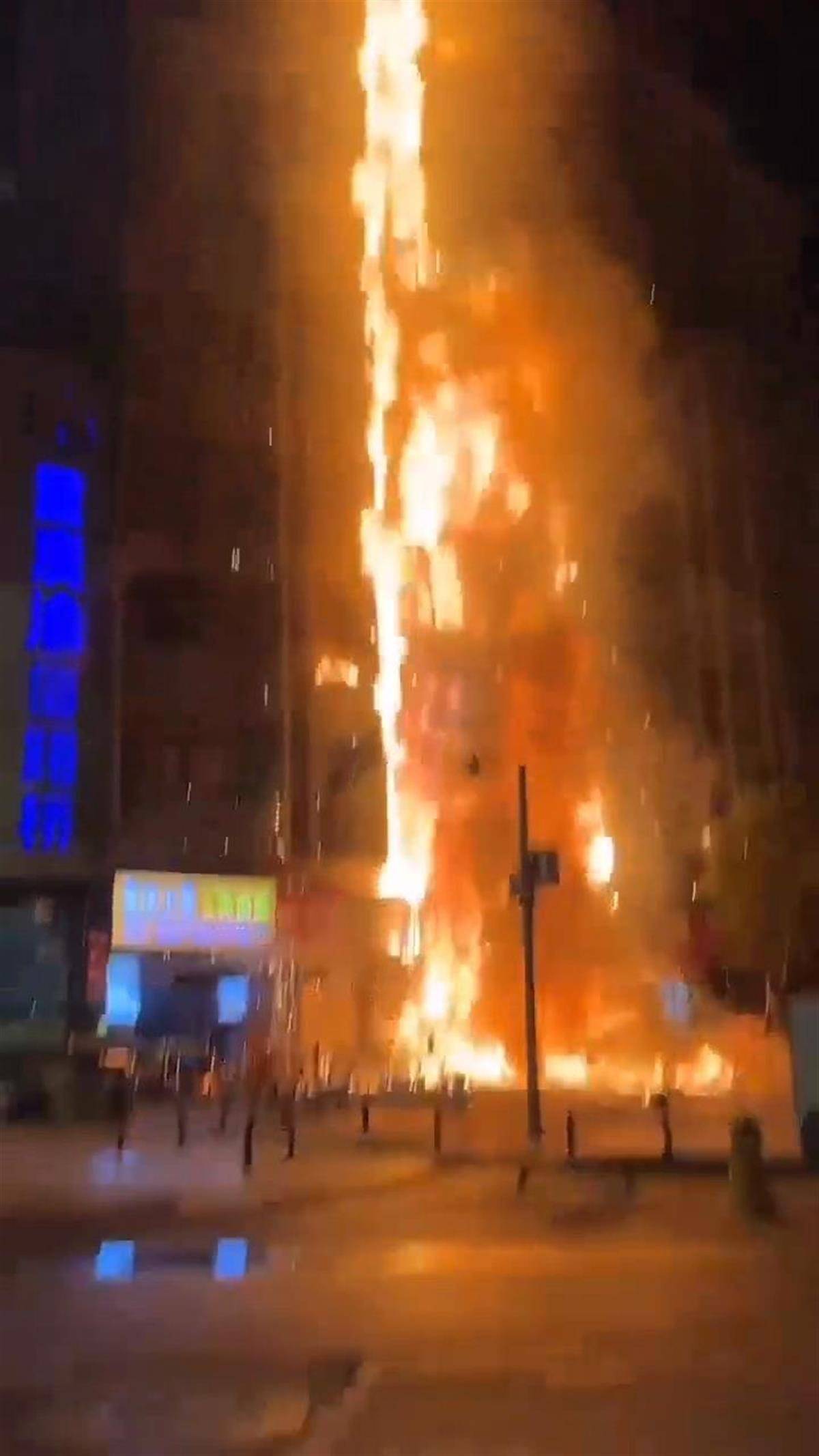 重庆南岸区一楼房深夜起火<strong></p>
<p>在线交易</strong>，消防救出9人其中1人受伤
