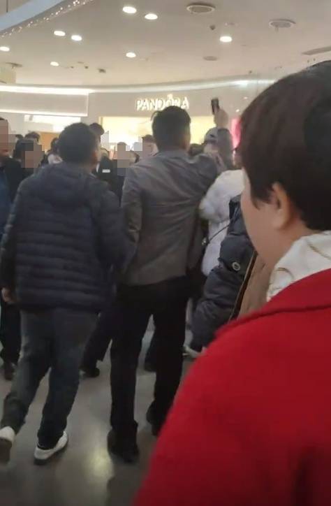 工资被折换成郑州一商场购物卡<strong></p>
<p>vapy币交易</strong>，每月仅一天能使用，律师：以购物卡支付工资或涉嫌违法