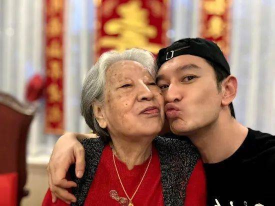 黄晓明发文：这是她最后一次紧紧攥着<strong></p>
<p>vapy币交易</strong>我的手