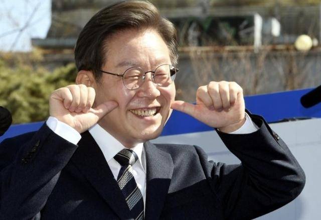 执政党捏着鼻子要“保尹”<strong></p>
<p>柚子币走势</strong>，尹锡悦的总统宝座，将由8个人决定