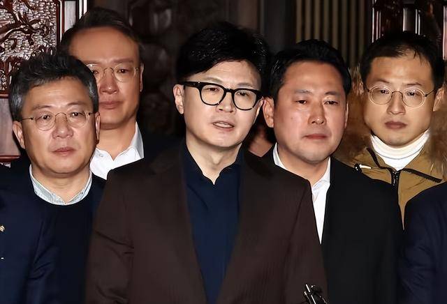 执政党捏着鼻子要“保尹”<strong></p>
<p>柚子币走势</strong>，尹锡悦的总统宝座，将由8个人决定