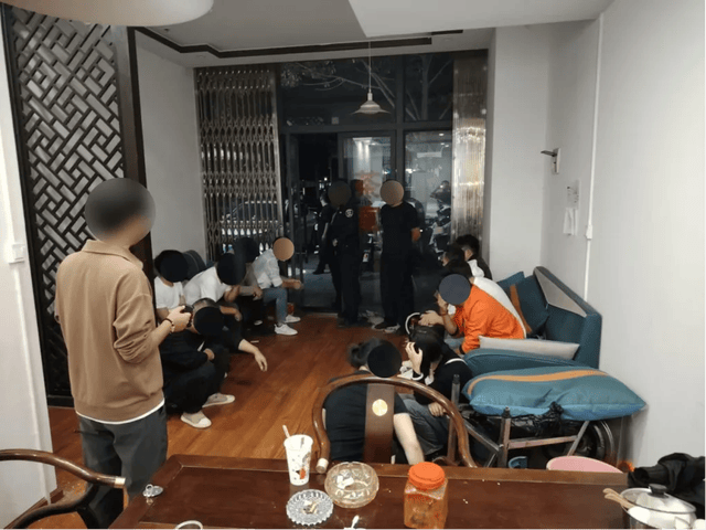 昆明警方披露：多人聚集<strong></p>
<p>一元月亮币</strong>，竟然在干这件事，被“一锅端”！现场曝光……