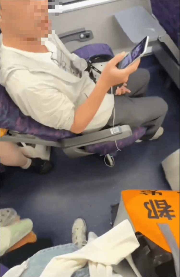 母女俩列车霸座还持刀威胁<strong></p>
<p>一元月亮币</strong>，12306回应
