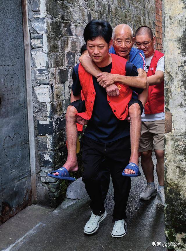 瞭望·治国理政纪事｜“<strong></p>
<p>一元月亮币</strong>我也是个老基层”