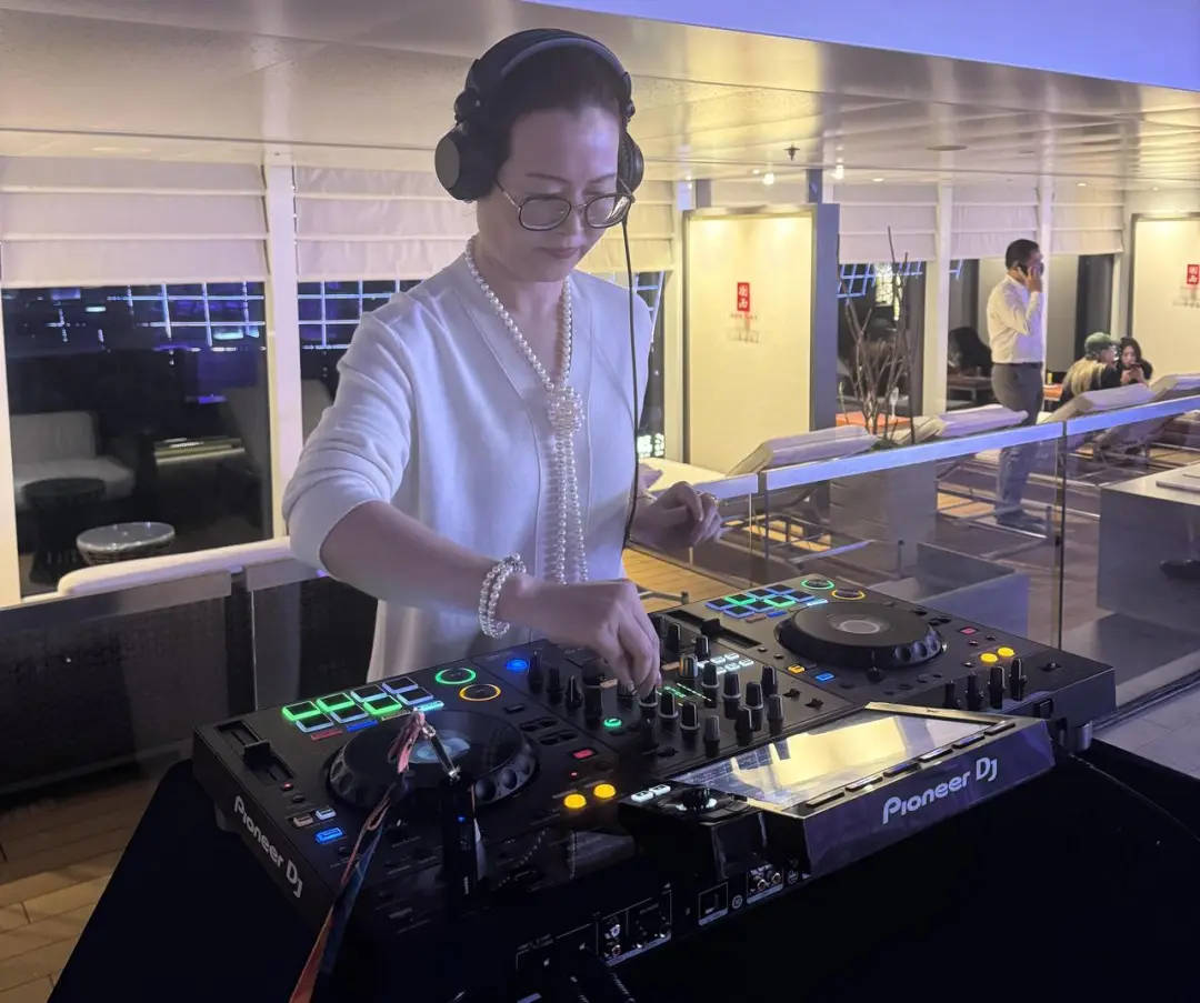 太潮了！53岁杭州退休阿姨当DJ<strong></p>
<p>一元月亮币</strong>，带着年轻人一起蹦迪