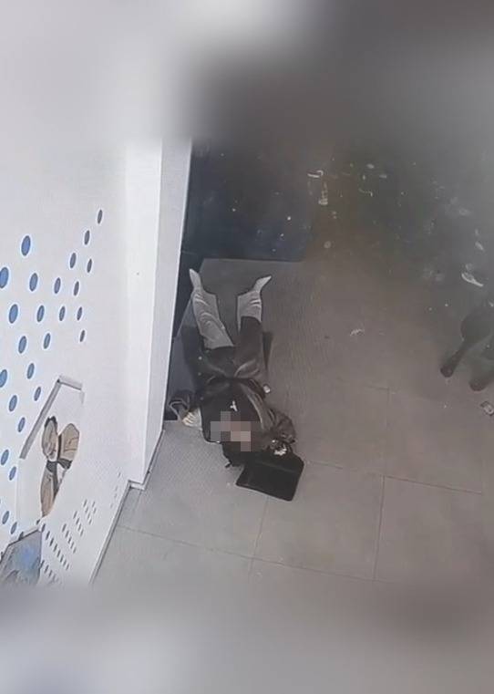 河南一大学老师心脏骤停晕倒<strong></p>
<p>币圈阿凡提</strong>，女学生按压施救：我也很害怕，看到老师好转激动手抖