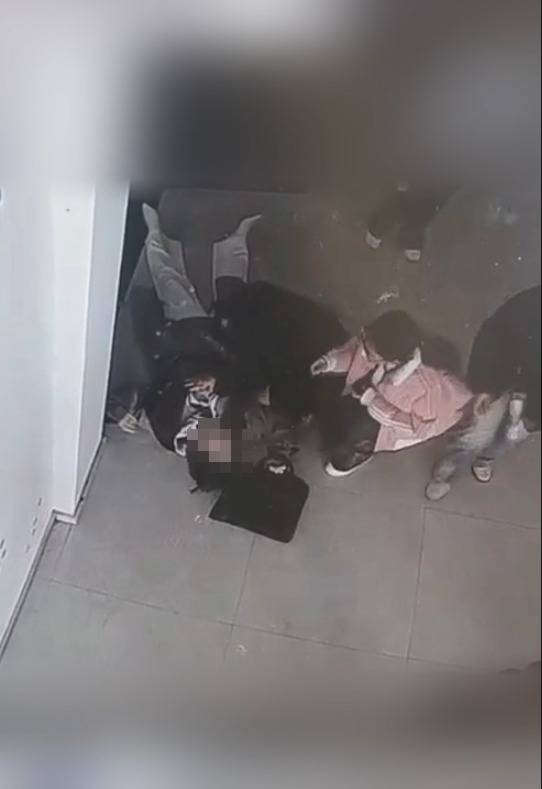 河南一大学老师心脏骤停晕倒<strong></p>
<p>币圈阿凡提</strong>，女学生按压施救：我也很害怕，看到老师好转激动手抖