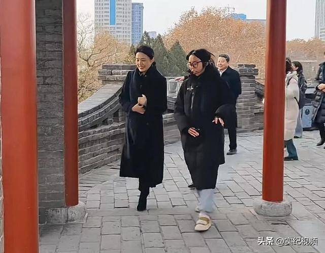 周涛来邯郸<strong></p>
<p>币圈二宝</strong>，出圈的竟然是旁边的鸡窝头讲解员，周涛：孩子刚睡醒