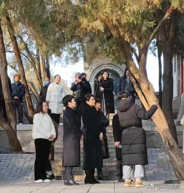 周涛来邯郸<strong></p>
<p>币圈二宝</strong>，出圈的竟然是旁边的鸡窝头讲解员，周涛：孩子刚睡醒