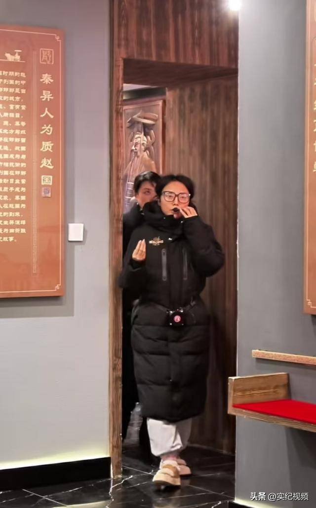 周涛来邯郸<strong></p>
<p>币圈二宝</strong>，出圈的竟然是旁边的鸡窝头讲解员，周涛：孩子刚睡醒