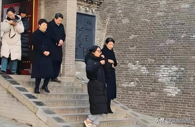 周涛来邯郸<strong></p>
<p>币圈二宝</strong>，出圈的竟然是旁边的鸡窝头讲解员，周涛：孩子刚睡醒