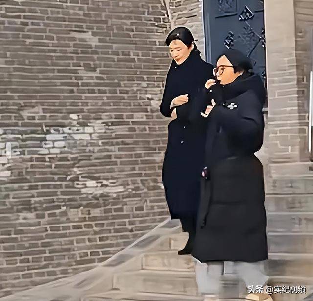 周涛来邯郸<strong></p>
<p>币圈二宝</strong>，出圈的竟然是旁边的鸡窝头讲解员，周涛：孩子刚睡醒
