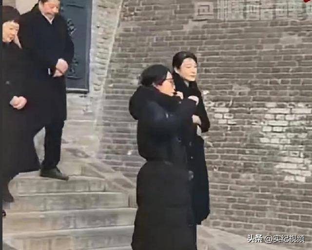 周涛来邯郸<strong></p>
<p>币圈二宝</strong>，出圈的竟然是旁边的鸡窝头讲解员，周涛：孩子刚睡醒