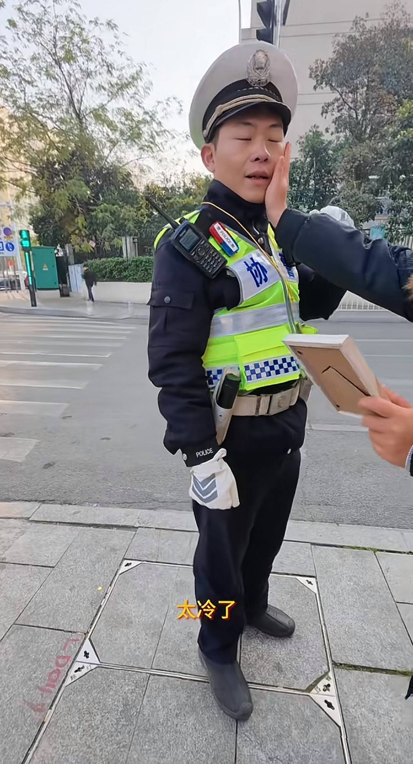 “原来你这么棒啊！”长沙协警执完勤被妻子宠溺“摸脸杀”<strong></p>
<p>金银国际行情</strong>，摄影师拍下幸福一刻