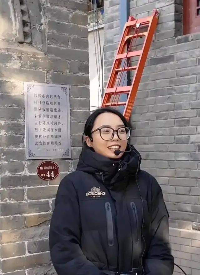 鸡窝头女士收拾漂亮上班了<strong></p>
<p>金银国际行情</strong>！精致一年潦草一天爆红